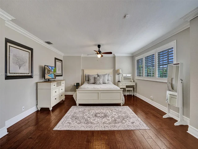 940 Crestview Cir, Weston FL 33327