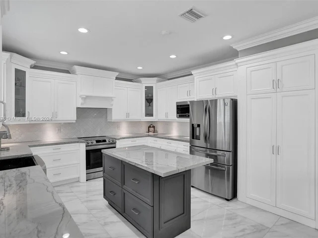 940 Crestview Cir, Weston FL 33327