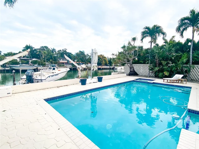 3485 N Meridian Ave, Miami Beach FL 33140