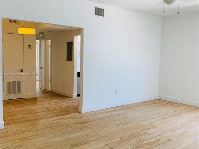 2840 Pine Tree Dr # 10, Miami Beach FL 33140