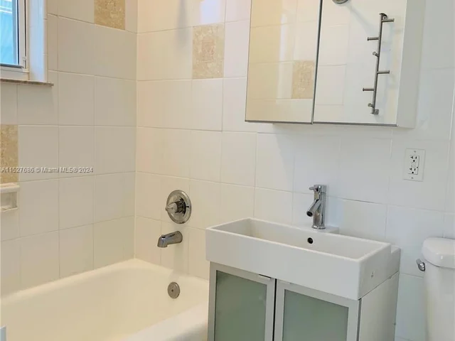 2840 Pine Tree Dr # 10, Miami Beach FL 33140