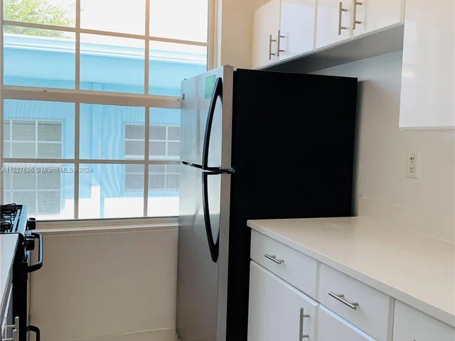 2840 Pine Tree Dr # 10, Miami Beach FL 33140