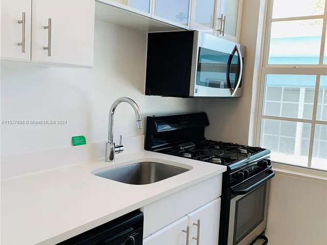 2840 Pine Tree Dr # 10, Miami Beach FL 33140