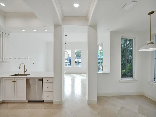 2736 NE 14th St # 1, Fort Lauderdale FL 33304