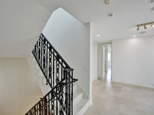 2736 NE 14th St # 1, Fort Lauderdale FL 33304