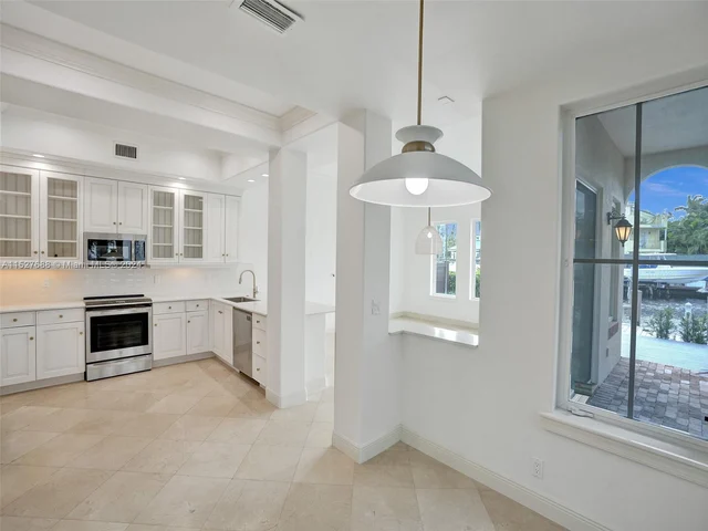 2736 NE 14th St # 1, Fort Lauderdale FL 33304