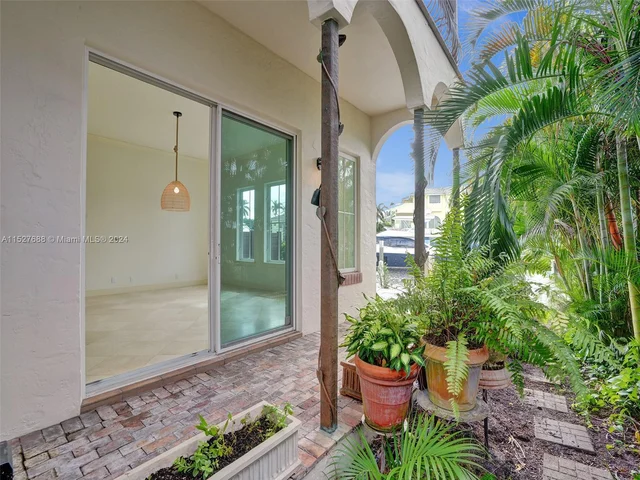 2736 NE 14th St # 1, Fort Lauderdale FL 33304