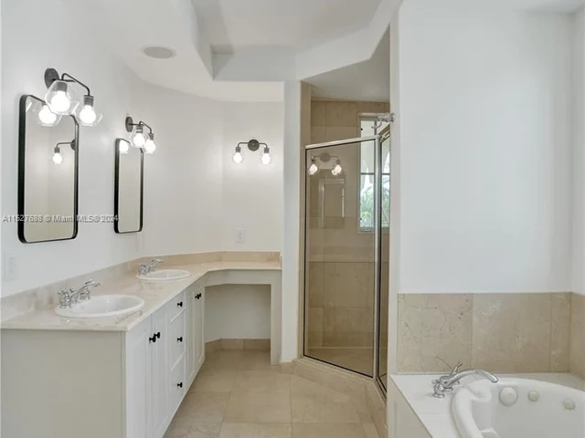 2736 NE 14th St # 1, Fort Lauderdale FL 33304