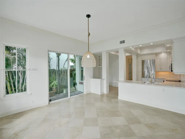 2736 NE 14th St # 1, Fort Lauderdale FL 33304