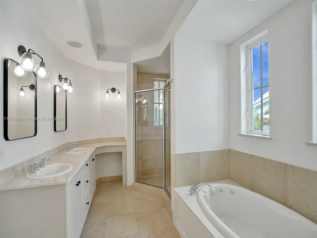 2736 NE 14th St # 1, Fort Lauderdale FL 33304