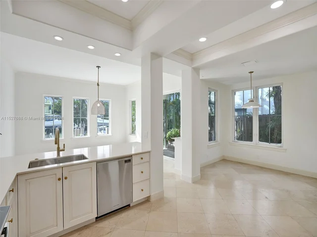 2736 NE 14th St # 1, Fort Lauderdale FL 33304