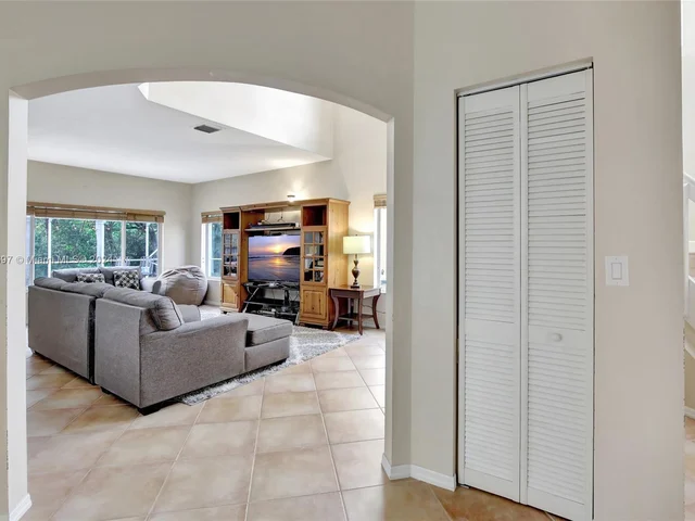 118 SW 206th Ave, Pembroke Pines FL 33029