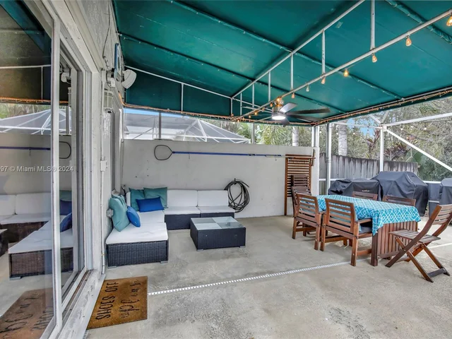 118 SW 206th Ave, Pembroke Pines FL 33029