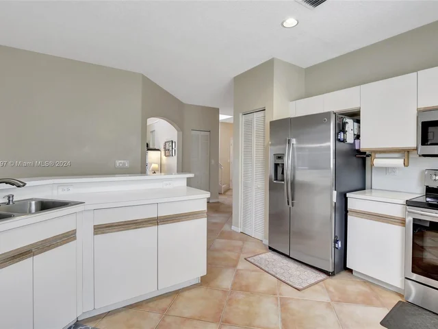 118 SW 206th Ave, Pembroke Pines FL 33029