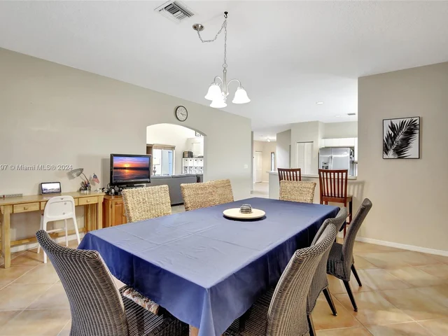 118 SW 206th Ave, Pembroke Pines FL 33029