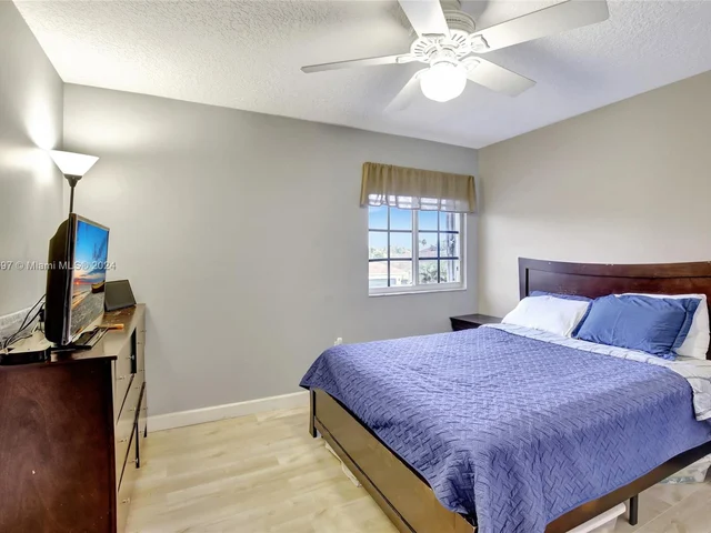 118 SW 206th Ave, Pembroke Pines FL 33029