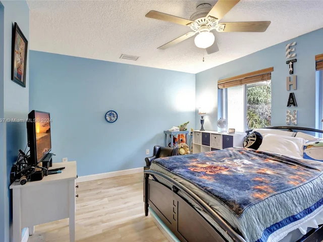 118 SW 206th Ave, Pembroke Pines FL 33029