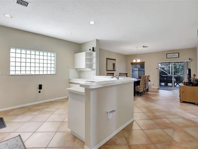 118 SW 206th Ave, Pembroke Pines FL 33029