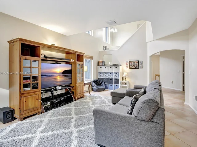 118 SW 206th Ave, Pembroke Pines FL 33029