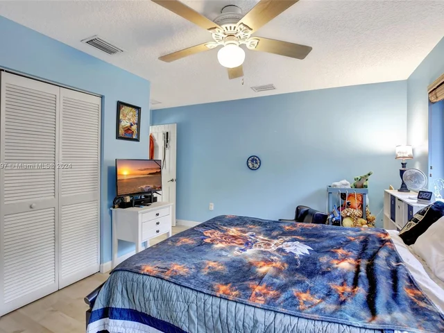 118 SW 206th Ave, Pembroke Pines FL 33029