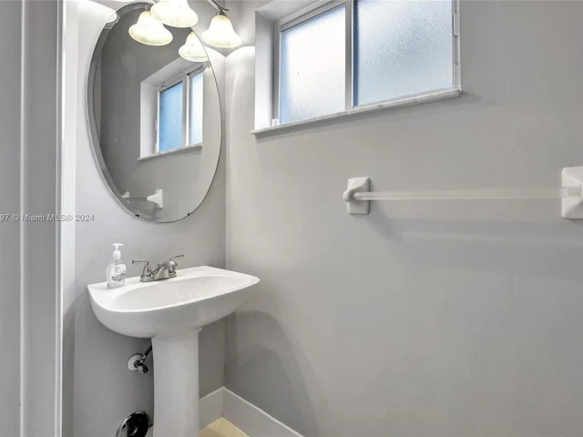 118 SW 206th Ave, Pembroke Pines FL 33029