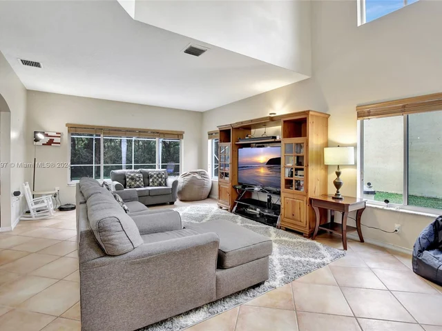 118 SW 206th Ave, Pembroke Pines FL 33029