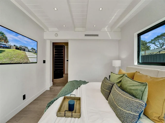 2066 NE 174th St, North Miami Beach FL 33162