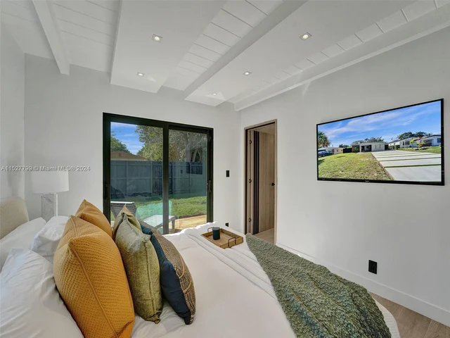 2066 NE 174th St, North Miami Beach FL 33162