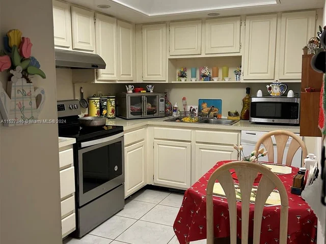 1621 Collins Ave # 405, Miami Beach FL 33139