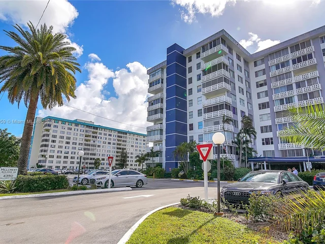 4350 Hillcrest Dr # 120, Hollywood FL 33021