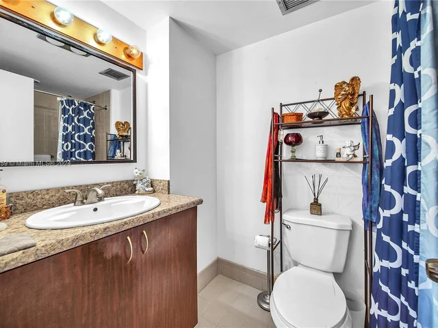 4350 Hillcrest Dr # 120, Hollywood FL 33021