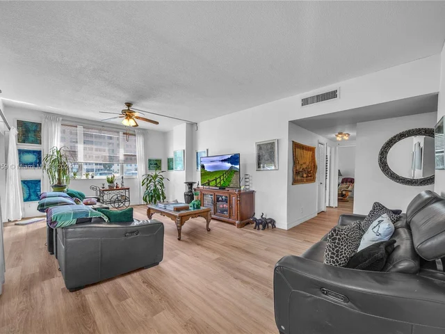 4350 Hillcrest Dr # 120, Hollywood FL 33021