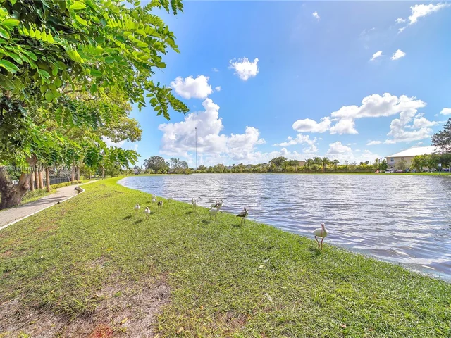 4350 Hillcrest Dr # 120, Hollywood FL 33021