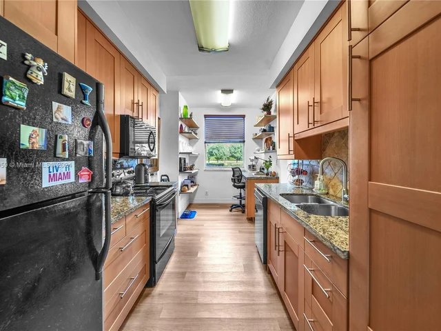 4350 Hillcrest Dr # 120, Hollywood FL 33021