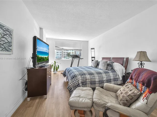 4350 Hillcrest Dr # 120, Hollywood FL 33021