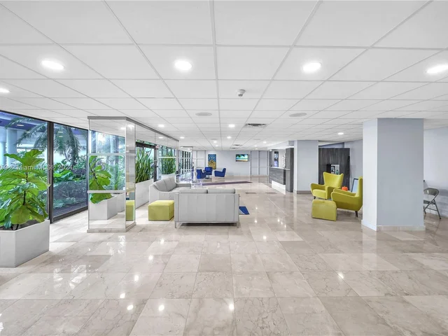 4350 Hillcrest Dr # 120, Hollywood FL 33021