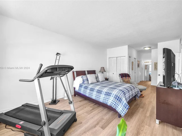 4350 Hillcrest Dr # 120, Hollywood FL 33021