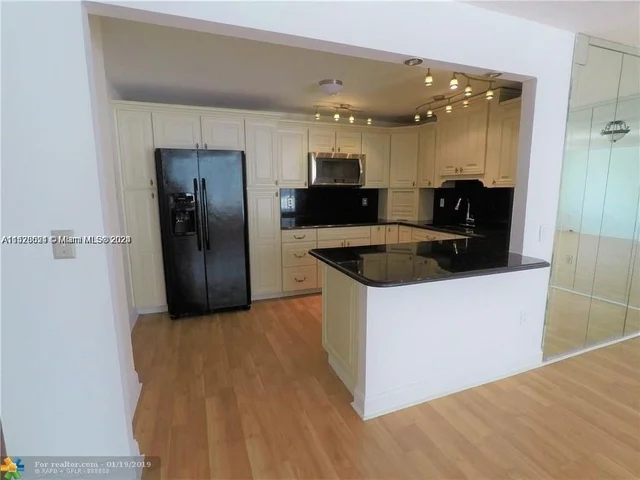 2780 NE 183rd St # 404, Aventura FL 33160