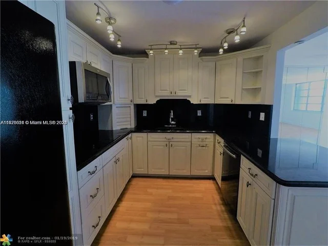 2780 NE 183rd St # 404, Aventura FL 33160