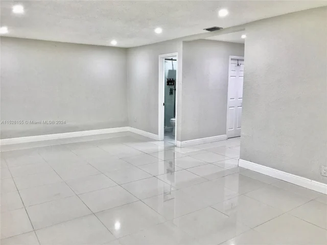 4640 NE 5th Ave, Oakland Park FL 33334