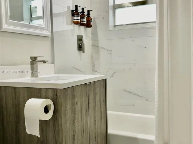 4640 NE 5th Ave, Oakland Park FL 33334