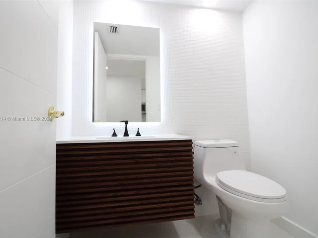 1915 Brickell Ave # C605, Miami FL 33129