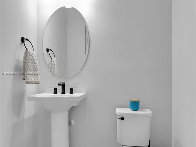 7681 NW 84th Ln, Tamarac FL 33321