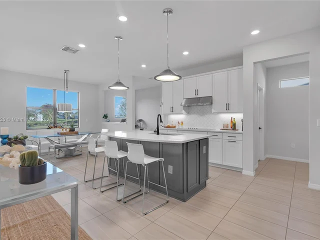 7681 NW 84th Ln, Tamarac FL 33321