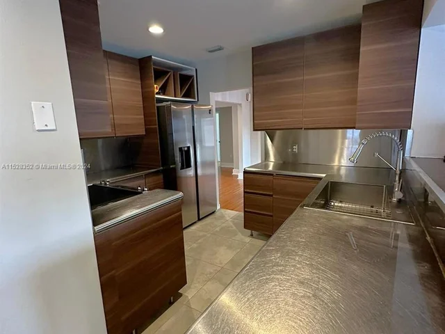 120 SW 26th Rd, Miami FL 33129