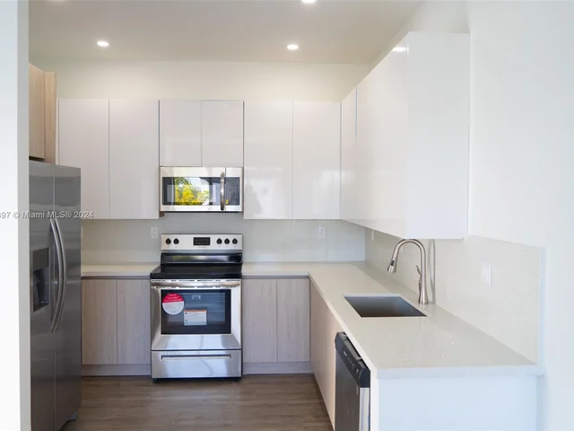 500 Foster Rd # B, Hallandale Beach FL 33009