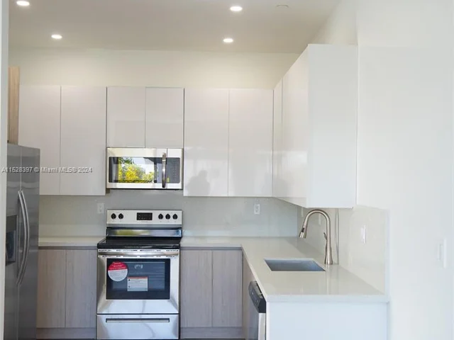 500 Foster Rd # B, Hallandale Beach FL 33009