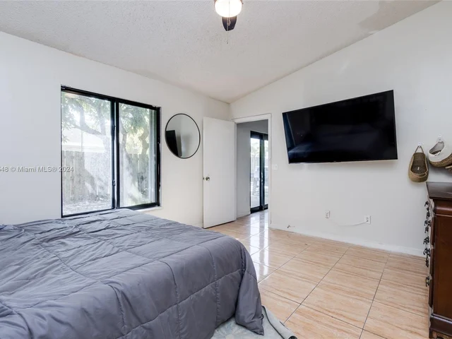 1020 SW 87th Ter, Pembroke Pines FL 33025