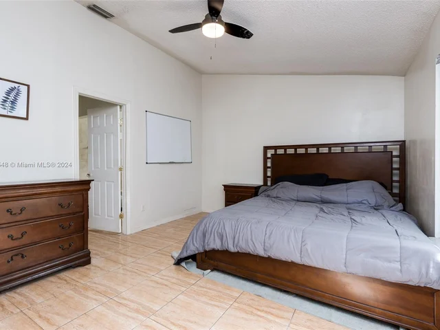 1020 SW 87th Ter, Pembroke Pines FL 33025