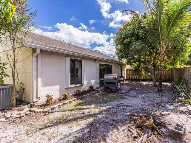 1020 SW 87th Ter, Pembroke Pines FL 33025